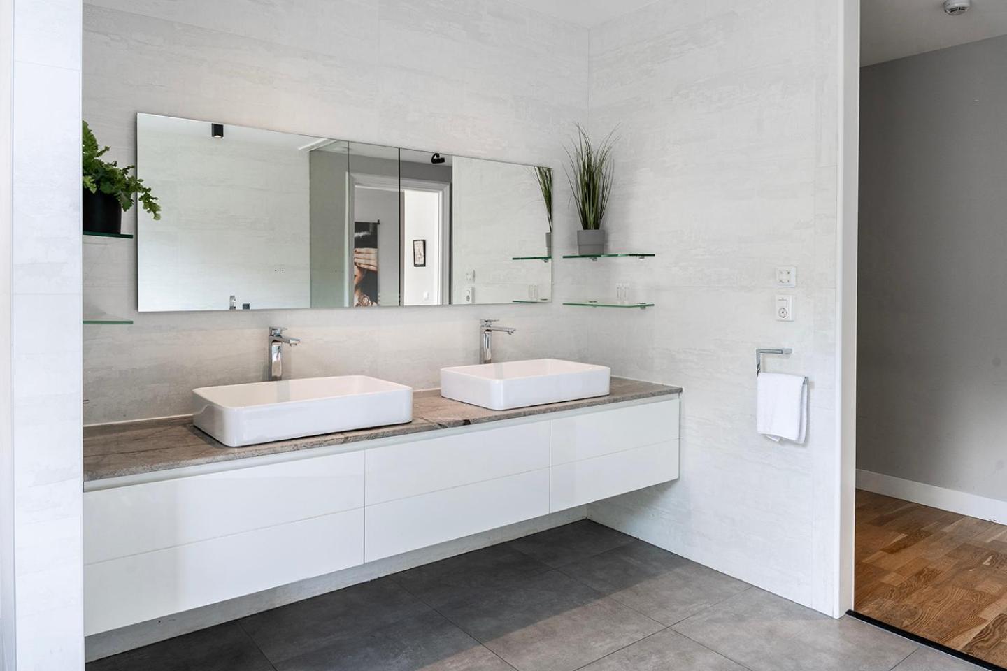Apartment With Bath Center *
